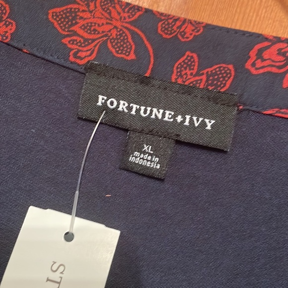 Two-toned blouse with super cute bow details on the sleeves. - Picture 2 of 5